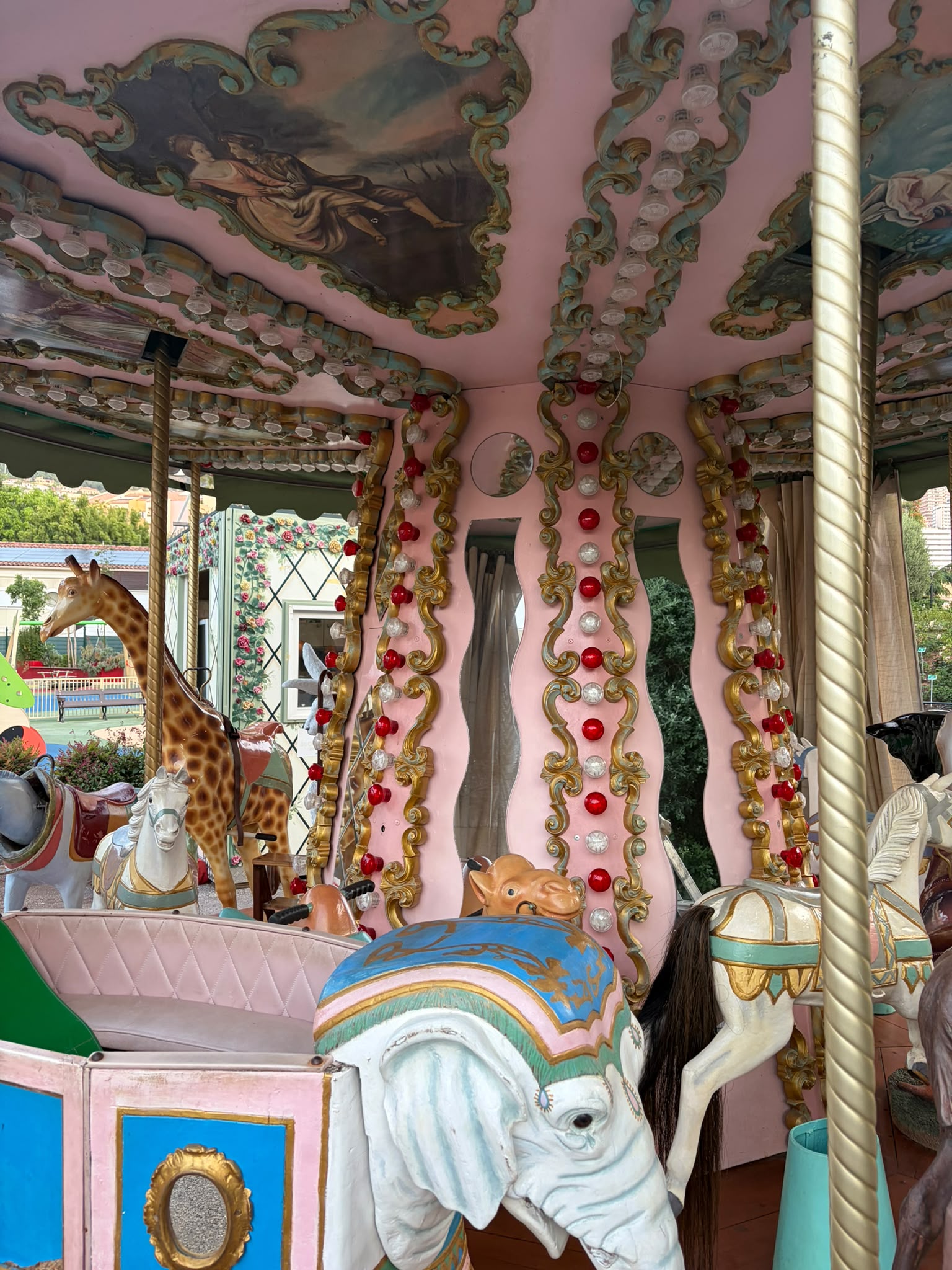 Carrousel des Roses intérieur avec éléphant et girafe sculptés