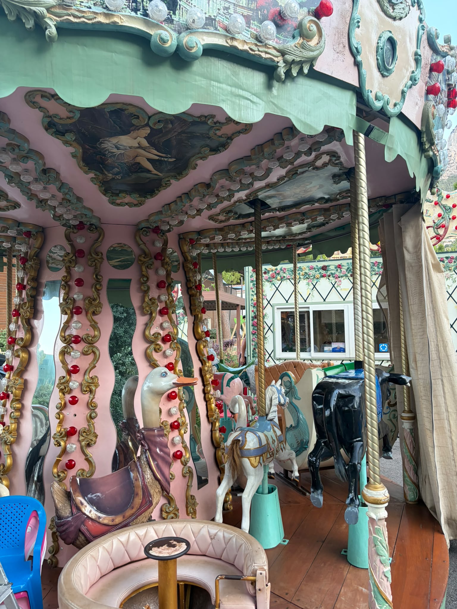 Carrousel des Roses chevaux de bois et plafond peint