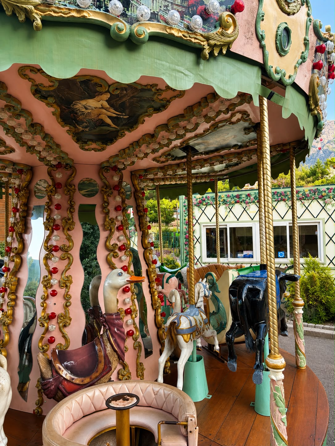 Carrousel des Roses détail fresques et moulures raffinées