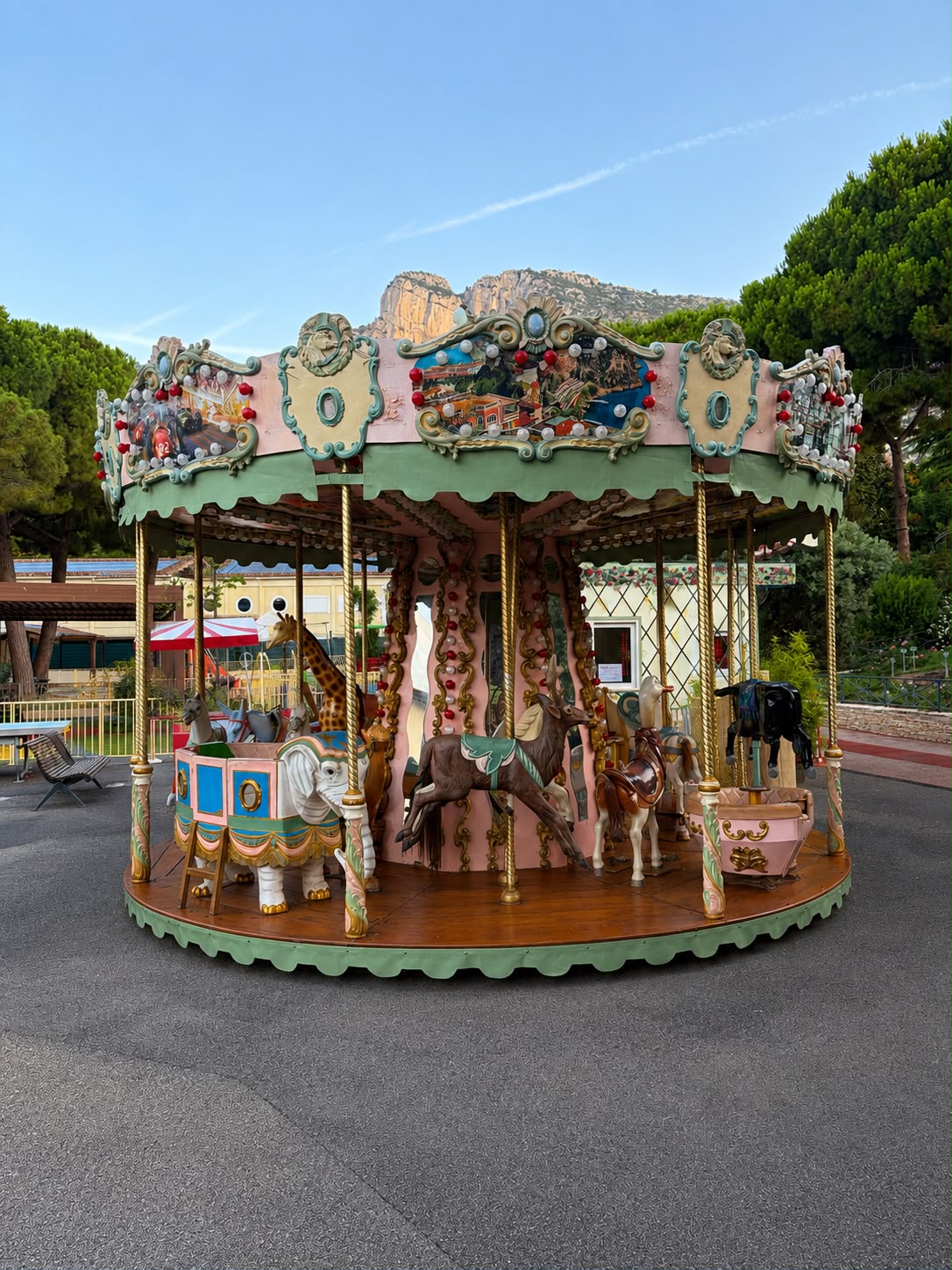 Carrousel des Roses vue de face en plein air