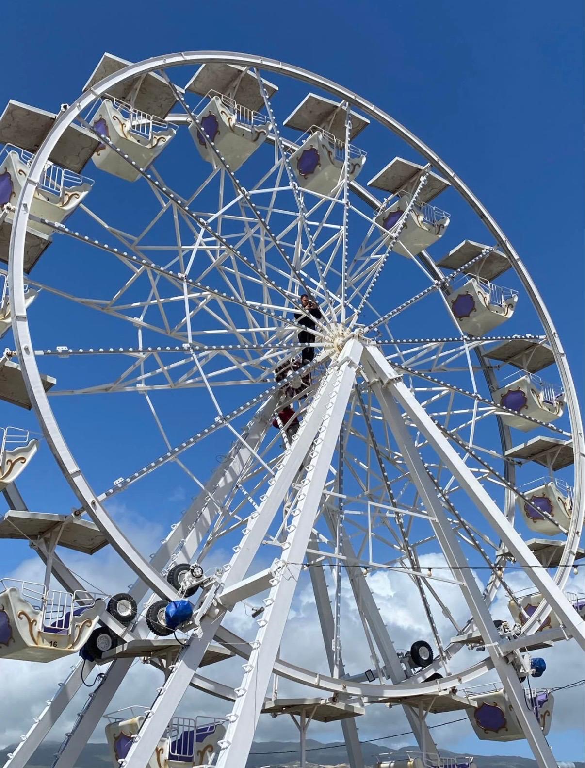 Grande roue de 20 mètres vue en contre-plongée sur ciel bleu