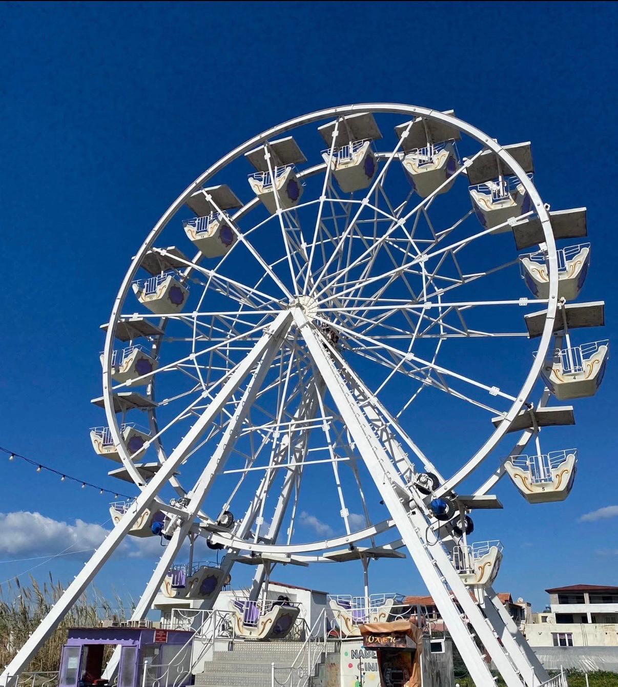 Grande roue de 20 mètres sur ciel bleu