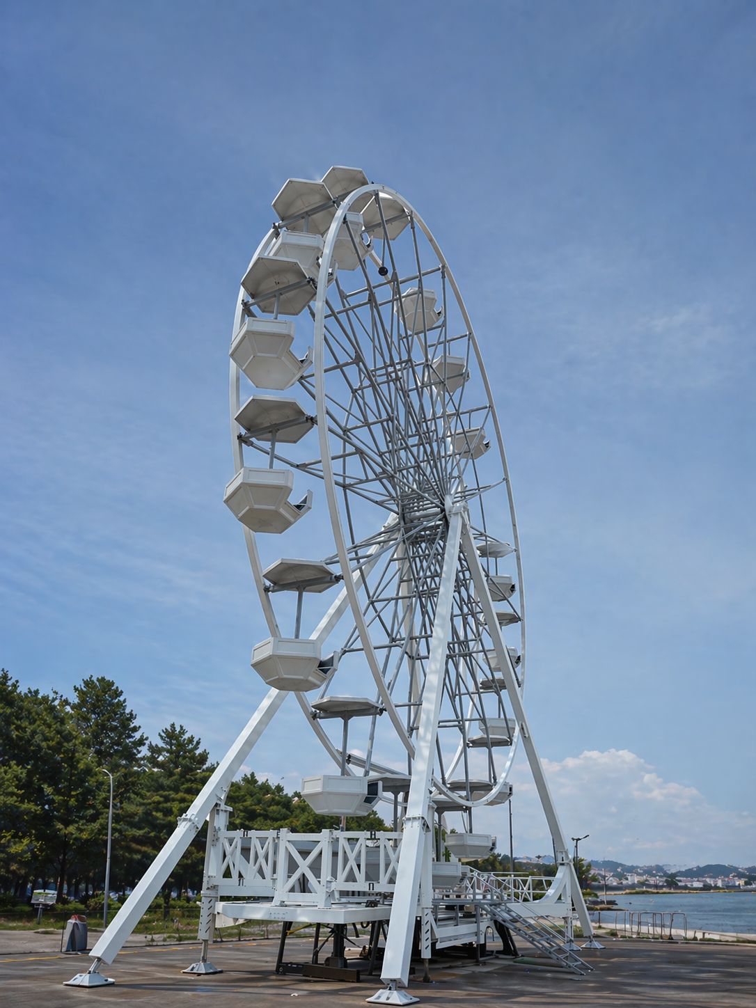 Grande roue de 34 mètres en bord de mer