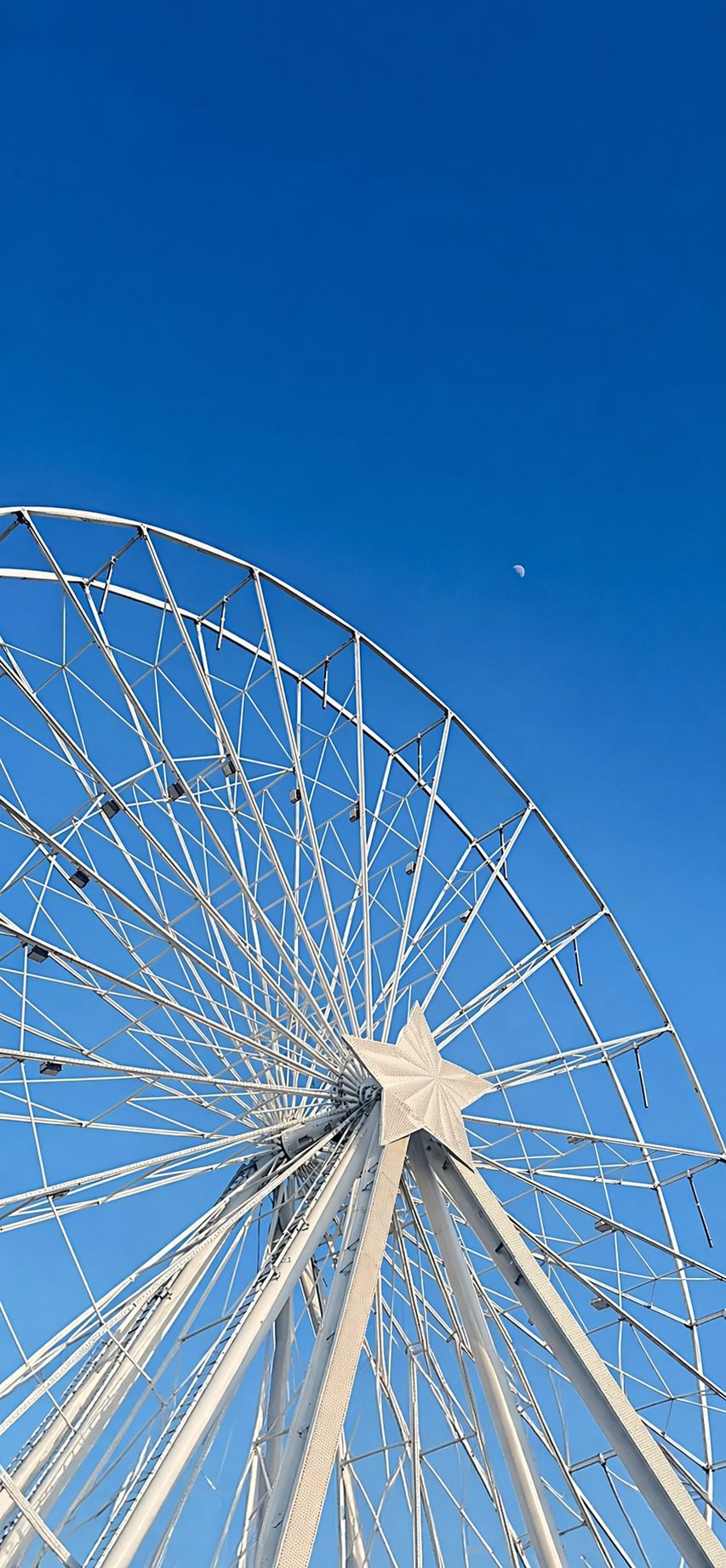 Grande roue de 50m avec étoile sur ciel bleu