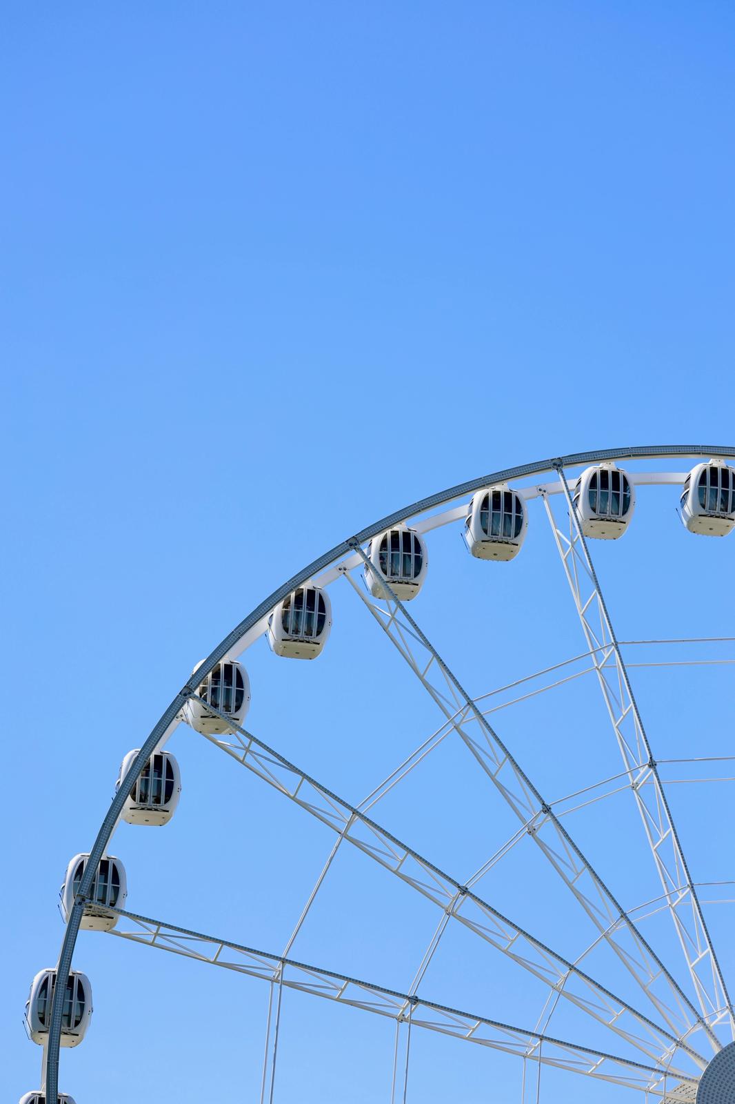 Nacelles de la grande roue de 50m éclairées de nuit