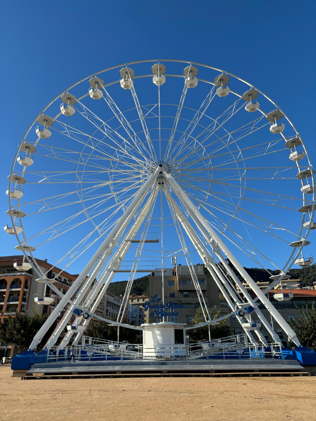 Grande roue complète illuminée de nuit