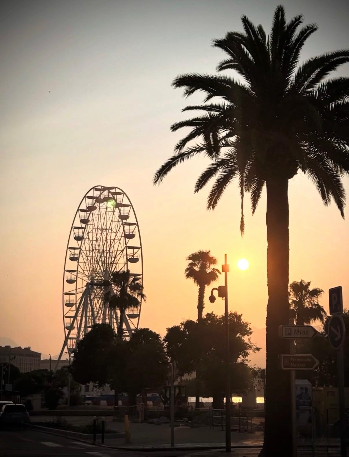 Grande roue au coucher du soleil