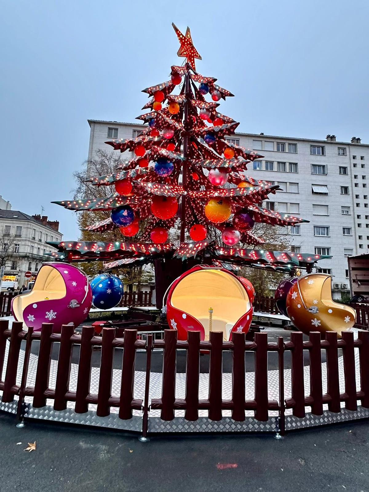 Manège sapin de Noël vue rapprochée
