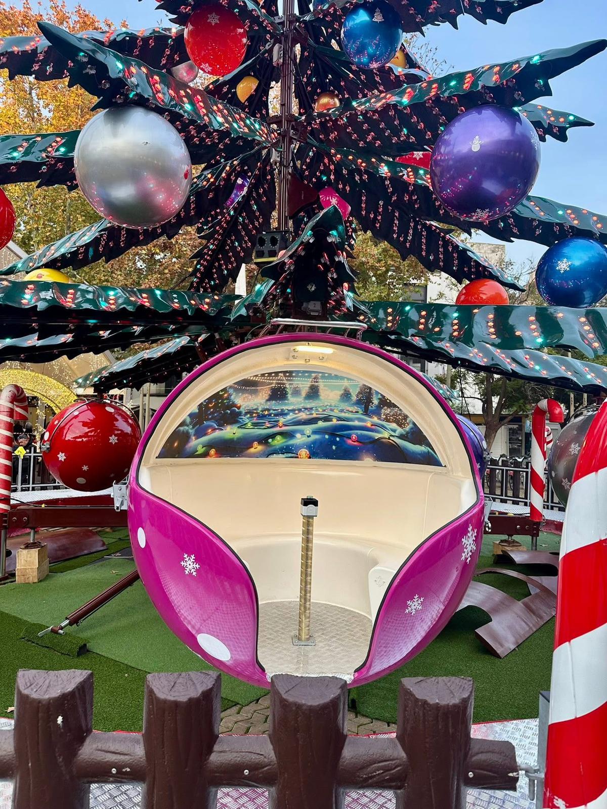 Détail des décorations du manège sapin de Noël