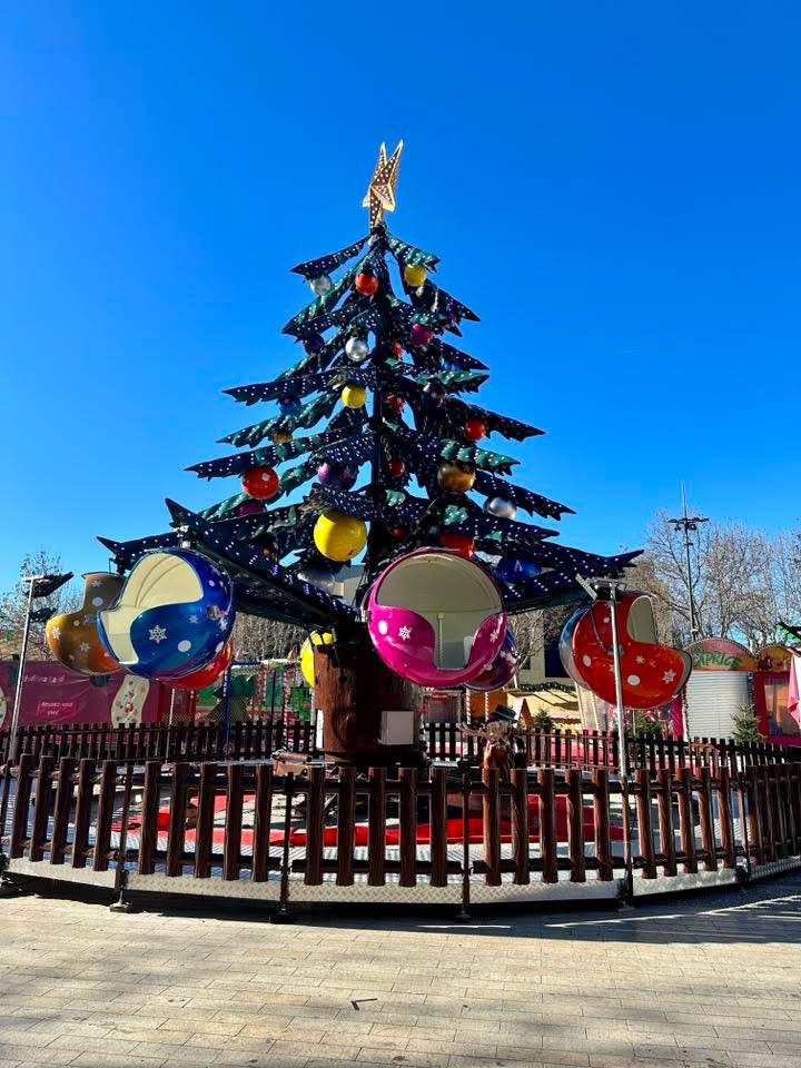 Manège sapin de Noël en plein jour