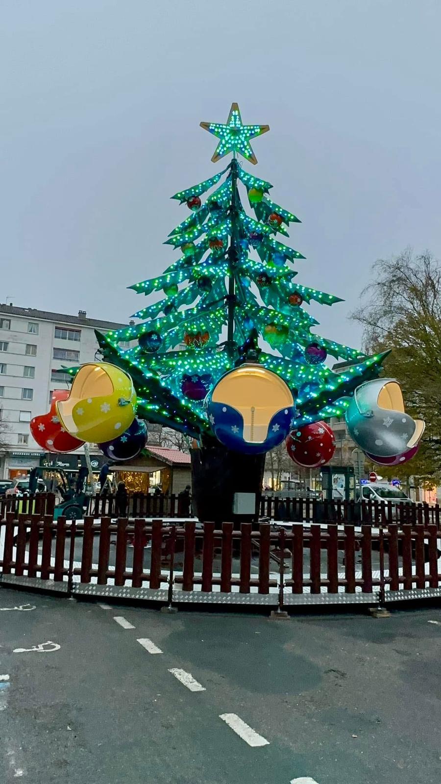 Manège sapin de Noël illuminé la nuit