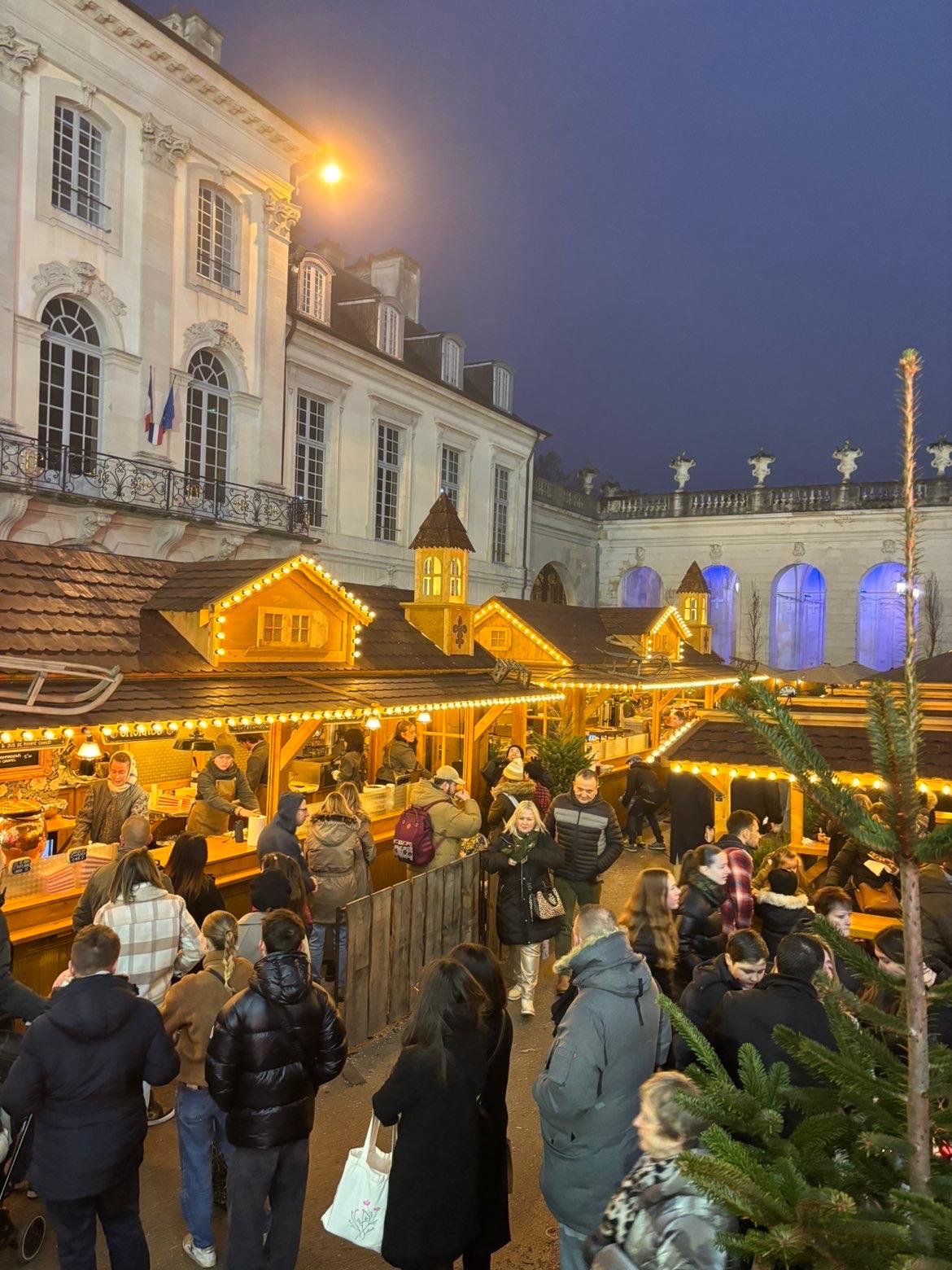 Chalets de marché de Noël illumines