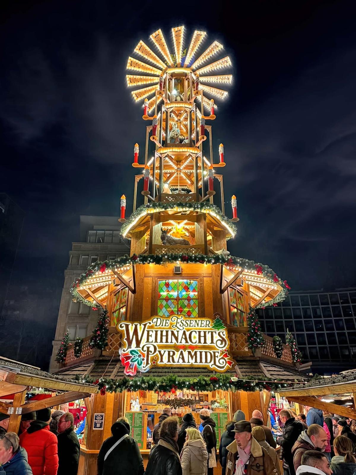 Pyramide de Noël Weihnachts illuminée de nuit