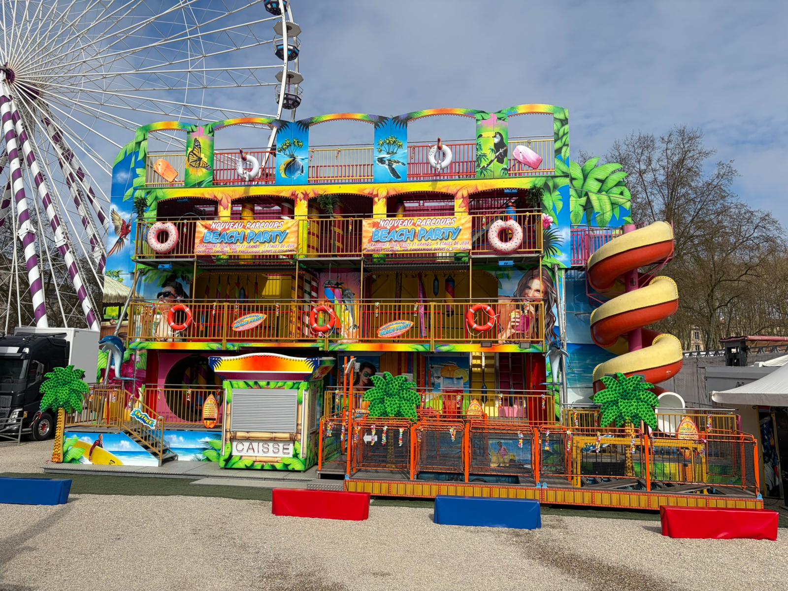 Palais du Rire Beach Party illuminé lors d'un événement