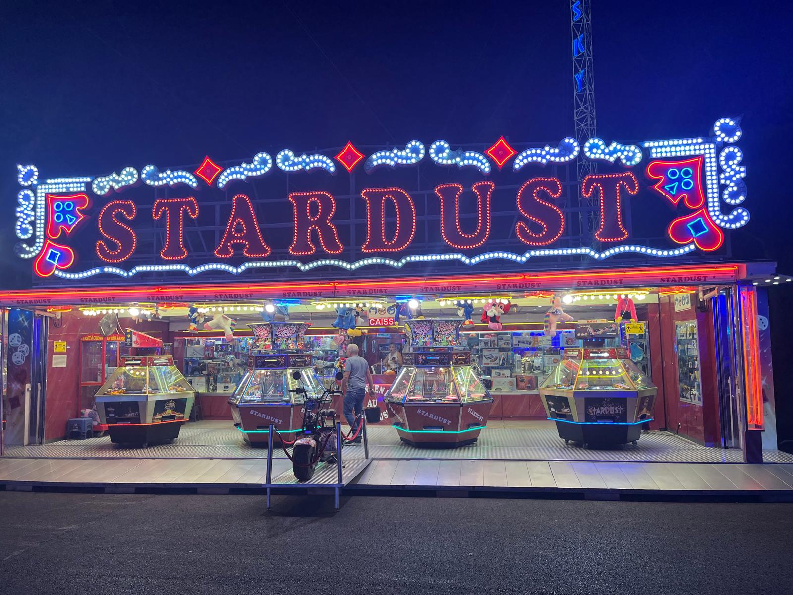 Stand de jeux Stardust illuminé de nuit