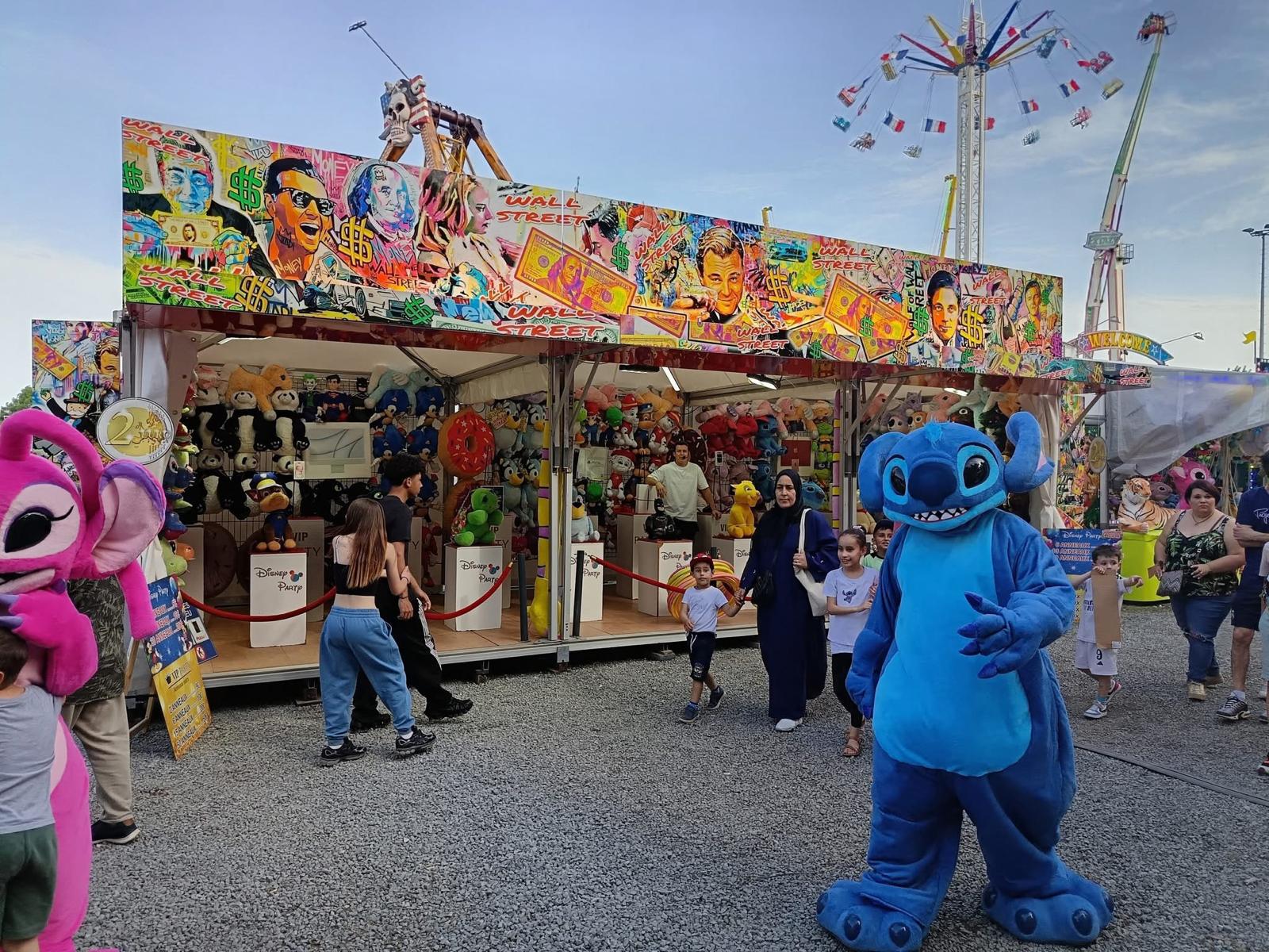 Stand Wall Street avec mascottes et public lors d'un événement